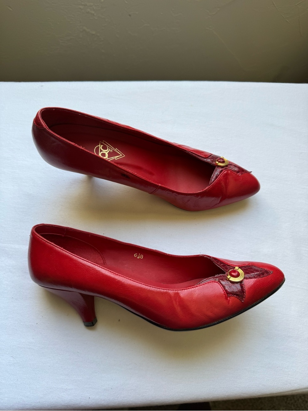 Vintage Y2K Sleek Pointed Toe Kitten Heels Size 6.5